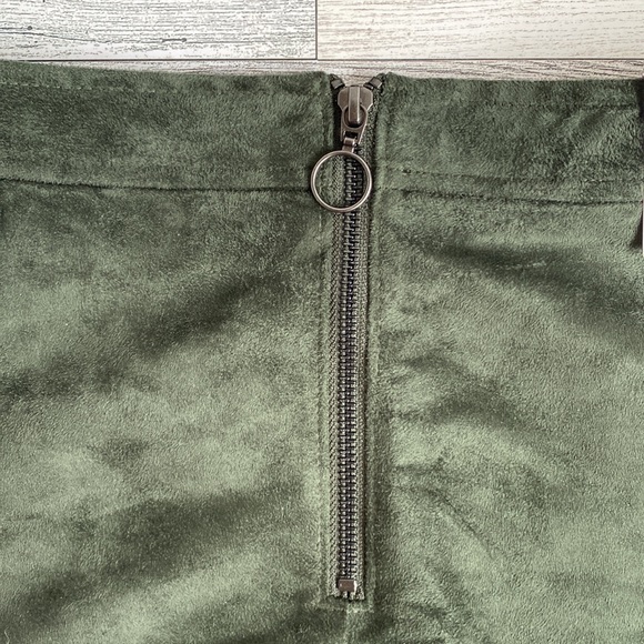 Old Navy | Faux Suede Mini Skirt in Hunter Green | Size 2 - Picture 4 of 5